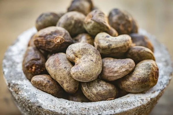 Anacardi - ciotola piena di noci crude nel guscio — Foto Stock