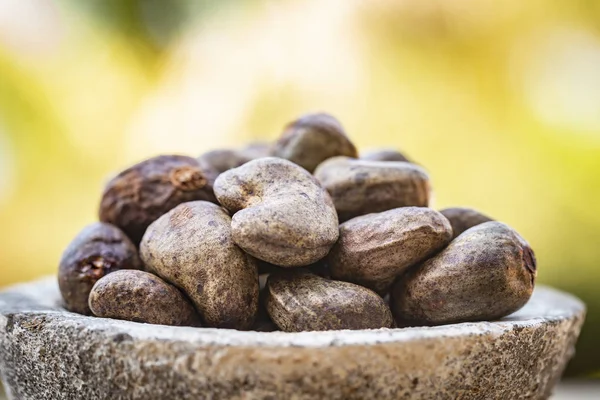 Kešú-Mísa plná syrových ořechů ve skořápce — Stock fotografie