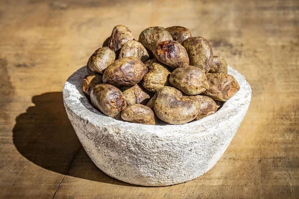 Noix de cajou - bol rempli de noix crues dans la coquille — Photo