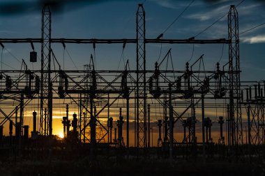 Elektrik dağıtım istasyonlarının yüksek gerilim hatları