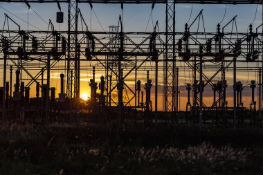 Elektrik dağıtım istasyonlarının yüksek gerilim hatları