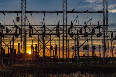 Elektrik dağıtım istasyonlarının yüksek gerilim hatları