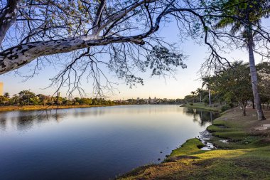 Sao Jose, Rio Preto City'de. Gün batımında göl parkının manzarası