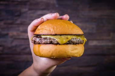 El bir zanaat sığır burger tutarak 