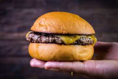 El bir zanaat sığır burger tutarak 