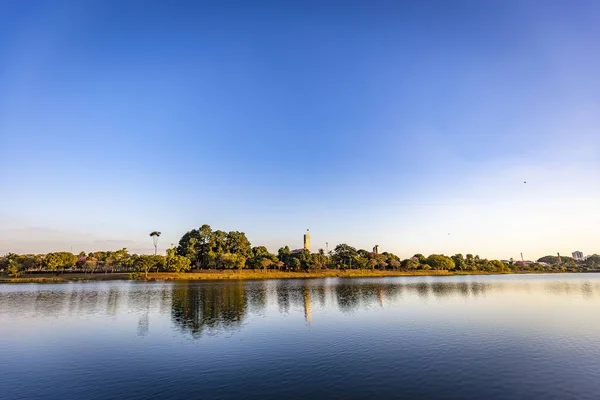 Město Sao Jose do města Rio Preto. Pohled na jezerní Park při západu slunce — Stock fotografie