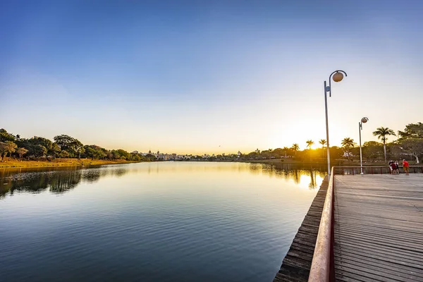 Město Sao Jose do města Rio Preto. Pohled na jezerní Park při západu slunce — Stock fotografie
