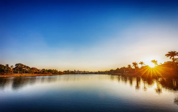 Cidade de São José do Rio Preto. Vista do parque do lago ao pôr do sol — Fotografia de Stock