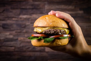 El bir zanaat sığır burger tutarak 