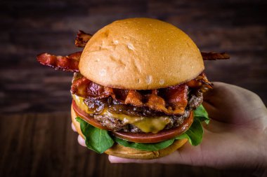 El bir zanaat sığır burger tutarak 