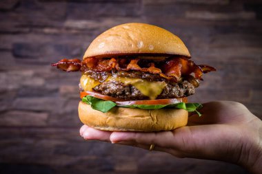 El bir zanaat sığır burger tutarak 