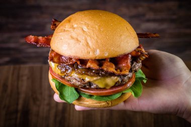 El bir zanaat sığır burger tutarak 