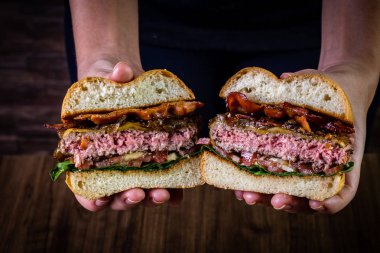 El bölünmüş bir zanaat sığır burger tutarak 