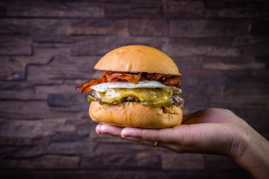 El bir zanaat sığır burger tutarak