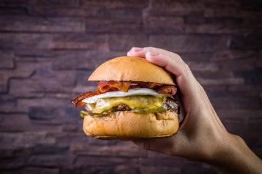 El bir zanaat sığır burger tutarak