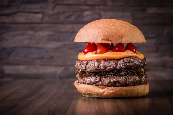 Hambúrguer duplo de carne artesanal — Fotografia de Stock