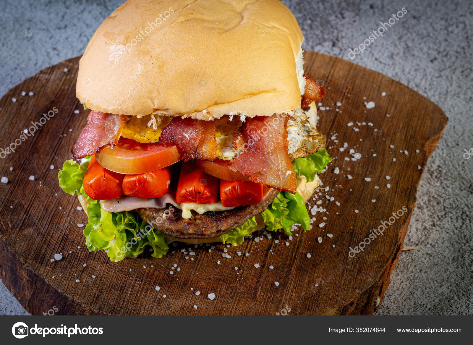 Grand Hamburger Maison Avec Burger Bœuf Laitue Tomate Saucisse