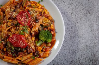 Domates soslu ve sebzeli makarna.