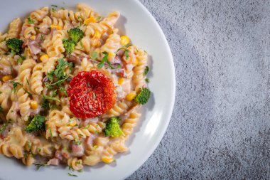 Beşamel soslu ve sebzeli makarna.