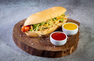 Brezilya sosislisi, ekmek, saman patates, ketçap, mayonez ve marul.