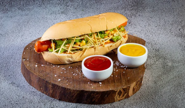 Brezilya sosislisi, ekmek, saman patates, ketçap, mayonez ve marul.