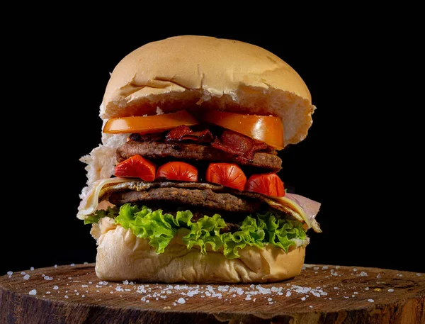 Большой Домашний Бургер Двумя Гамбургерами Говядины Салатом Помидорами Колбасой Ветчиной — стоковое фото