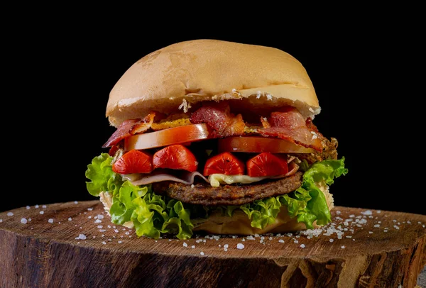 Grande Sanduíche Caseiro Com Carne Alface Tomate Cebola Queijo Estilo Fotos De Bancos De Imagens