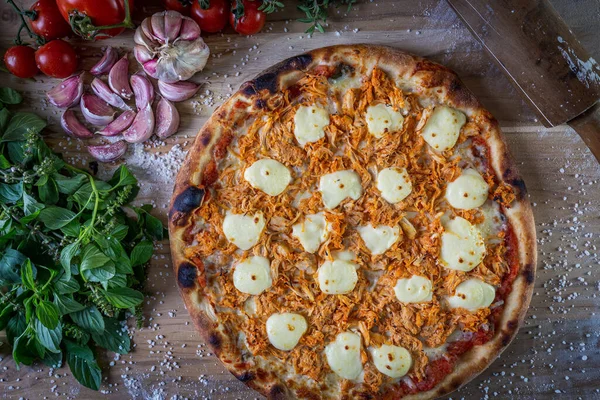 Frango Creme Queijo Pizza Ingredientes Cozinha Tomates Manjericão Alho Sobre — Fotografia de Stock