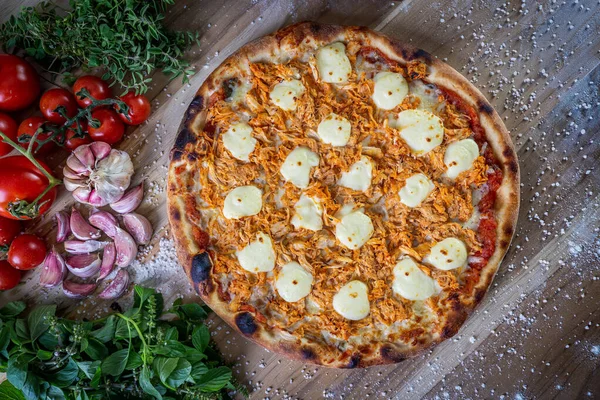 Pizza Kurczaka Serem Śmietankowym Oraz Składniki Gotowania Pomidory Bazylia Czosnek — Zdjęcie stockowe