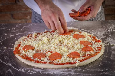 Domates sosu, mozzarella ve biberli taze pizza hamuru. Pizza yapma süreci.