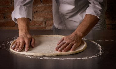 Taze pizza hamuru hazırlanıyor. Pizza yapma süreci.
