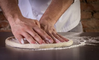 Taze pizza hamuru hazırlanıyor. Pizza yapma süreci.