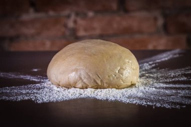 Pizza için taze çiğ hamur hazır.