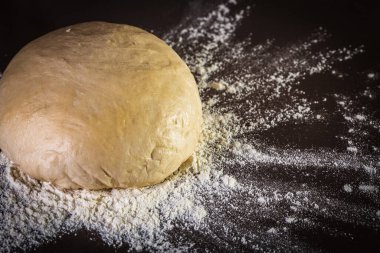 Pizza için taze çiğ hamur hazır.