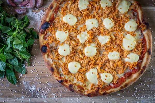Pizza Kurczaka Serem Śmietankowym Oraz Składniki Gotowania Pomidory Bazylia Czosnek — Zdjęcie stockowe