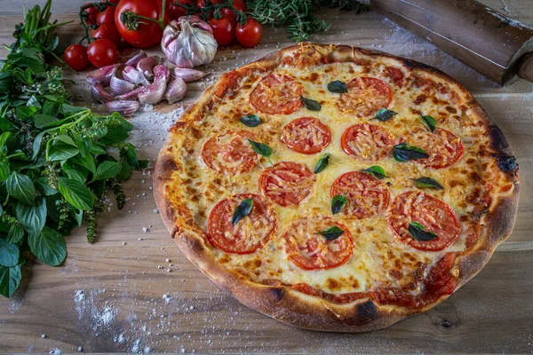 Mozzarella Pizza Składniki Gotowania Pomidory Bazylia Czosnek Tle Drewnianego Stołu — Zdjęcie stockowe