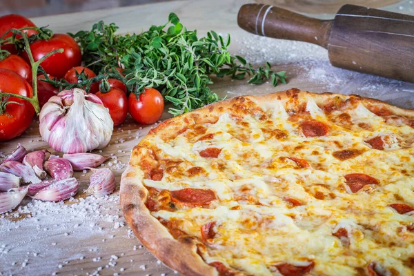 Pizza Pepperoni Składniki Gotowania Pomidory Bazylia Czosnek Drewnianym Tle Stołu — Zdjęcie stockowe