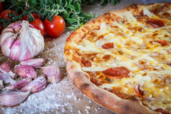 Pizza Pepperoni Składniki Gotowania Pomidory Bazylia Czosnek Drewnianym Tle Stołu — Zdjęcie stockowe