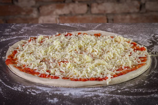 Świeże Ciasto Pizzowe Przygotowywane Sosem Pomidorowym Mozzarellą Proces Robienia Pizz — Zdjęcie stockowe