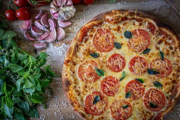 Mozzarella Pizza Ingredientes Cozinha Tomates Manjericão Alho Sobre Fundo Mesa Fotos De Bancos De Imagens Sem Royalties