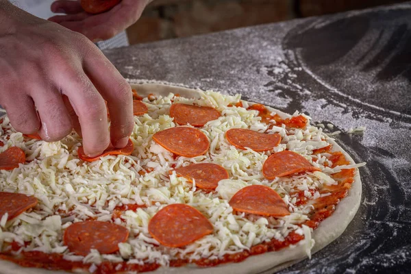 Massa Pizza Fresca Sendo Preparada Com Molho Tomate Mussarela Pepperoni Fotos De Bancos De Imagens