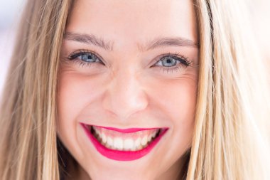 Açık havada mutlu bir genç kız, ön portrede fotoğrafının çıkarılmış bir kopyası var.