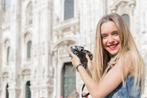 Ganska Tusenåriga Tonåringen Turist Utomhus Staden Med Vintage Reflex Kamera — Stockfoto