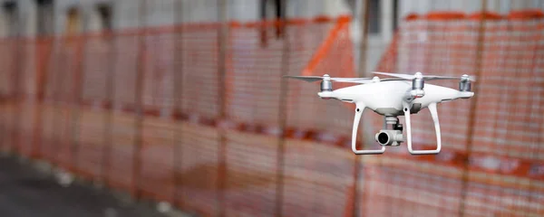 Drone Moderno Voando Livre Foto Sem Logotipos Marcas Comerciais — Fotografia de Stock