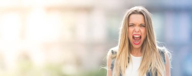 Kızgın ve çığlık atan genç kız, portre fotoğraf kopya alanı ile