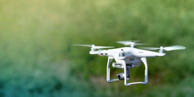 Quad-helikopter uçak uçuş, teknoloji ve güvenlik kavramları