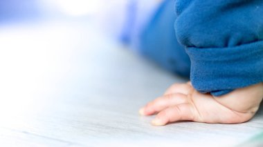 Sevimli ve mutlu bebek oyuncaklarıyla oynuyor.