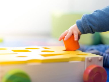 Sevimli ve mutlu bebek oyuncaklarıyla oynuyor.