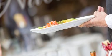 Garson bir açık hava restoranı gıda hizmet