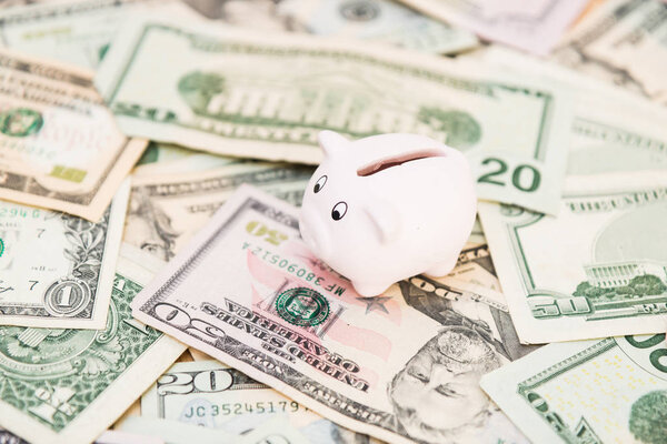 Свинка банк с большим количеством американских долларов, инвестиционные и банковские концепции
